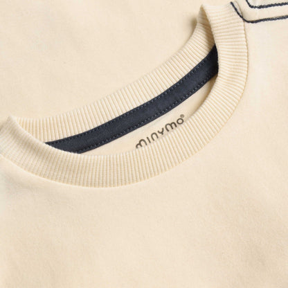 Detailaufnahme MINYMO T-Shirt No Limits Bio Baumwolle sand im Bärechind Winterthur Schweiz
