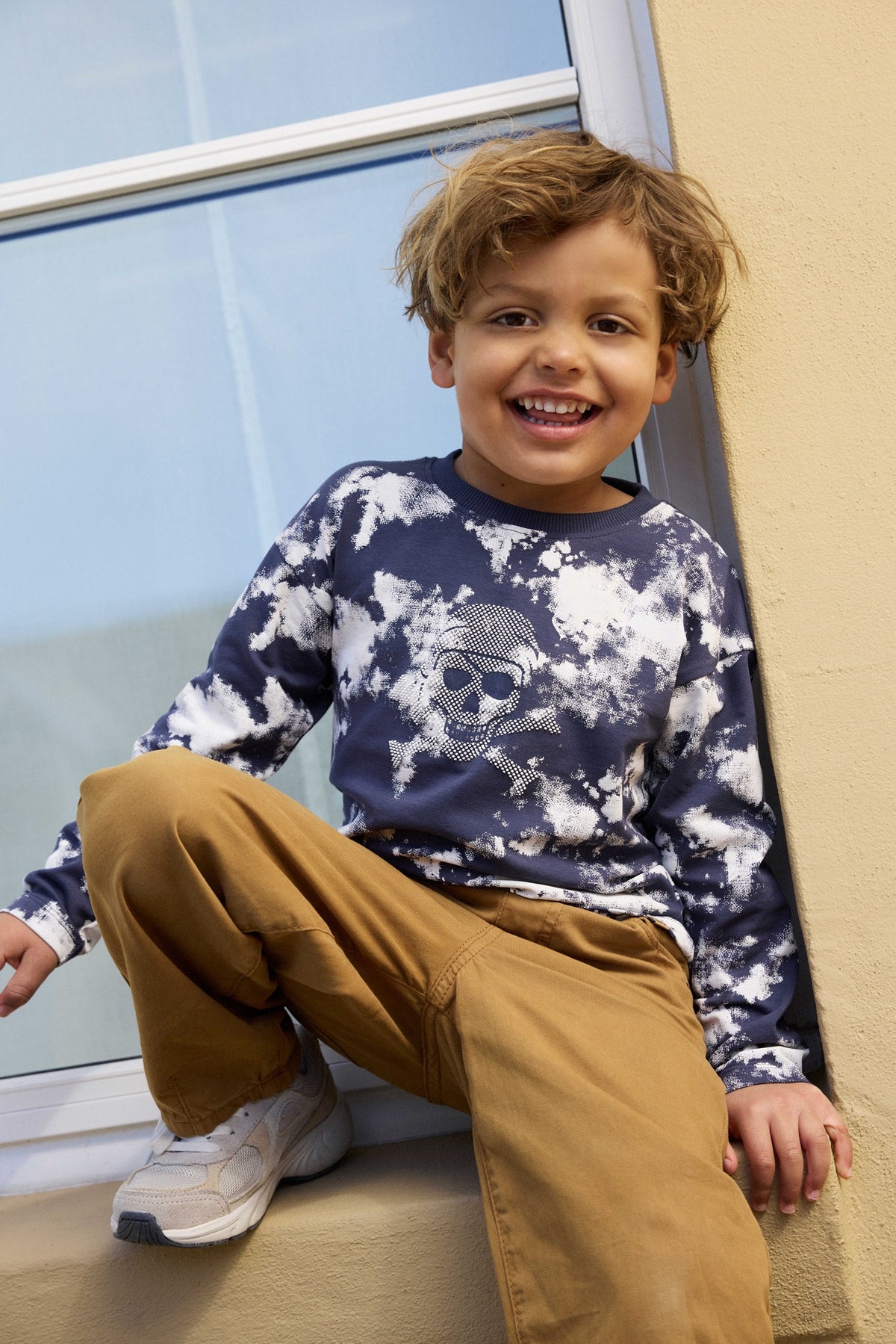 Kind trägt MINYMO Twill Hose aus Baumwolle braun im Bärechind Winterthur Schweiz