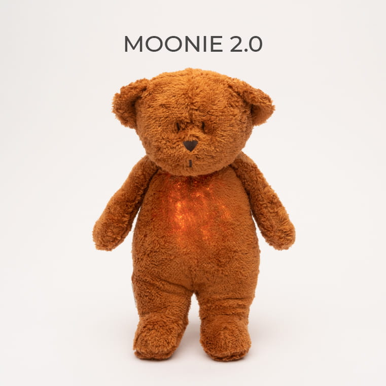 Moonie 2.0 Bär in Braun mit integriertem Nachtlicht – kuschelige Einschlafhilfe mit Naturklängen, Schrei-Detektor und USB-C Ladefunktion. Jetzt erhältlich in Winterthur, Zürich, Schweiz.