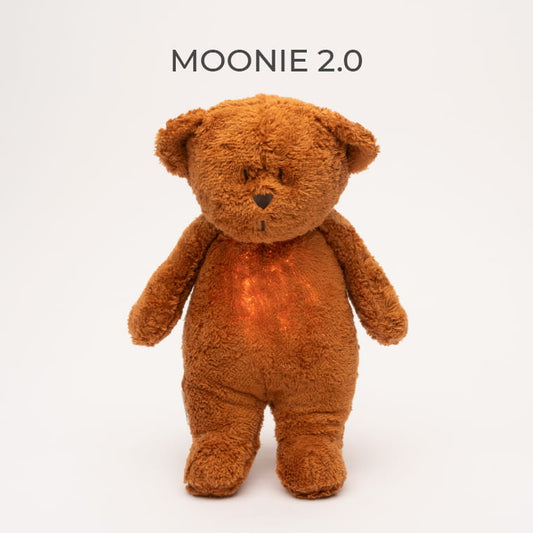 Moonie 2.0 Bär in Braun mit integriertem Nachtlicht – kuschelige Einschlafhilfe mit Naturklängen, Schrei-Detektor und USB-C Ladefunktion. Jetzt erhältlich in Winterthur, Zürich, Schweiz.