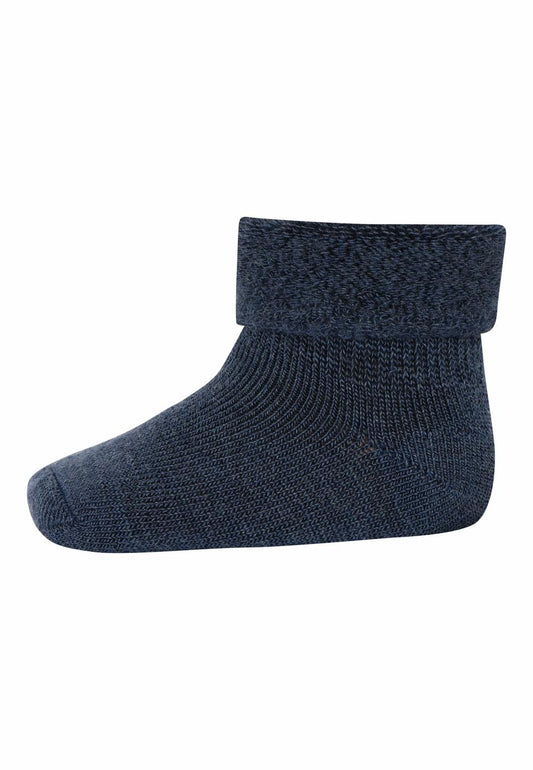 Dunkelblaue Babysocken aus Merinowolle von MP Denmark in der Farbe dark denim melange, erhältlich im Bärechind Winterthur.