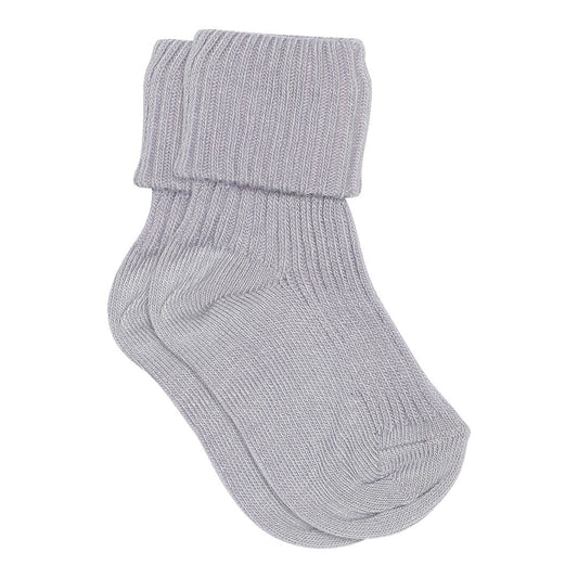MP Kids Babysocken aus gerippter Baumwolle in der Farbe Lavender Sky mit weichem Umschlagbund. Perfekt für zarte Babyfüsse und hohen Tragekomfort.