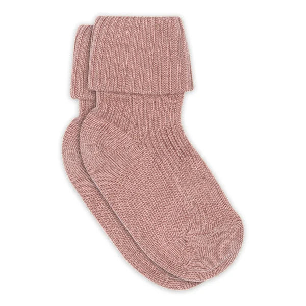 MP Kids Babysocken aus gerippter Baumwolle in Woodrose mit weichem Umschlagbund. Perfekt für zarte Babyfüsse und hohen Tragekomfort.
