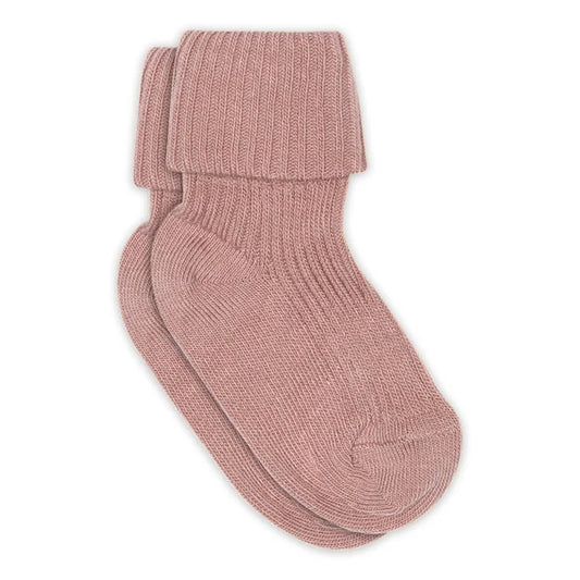 MP Kids Babysocken aus gerippter Baumwolle in Woodrose mit weichem Umschlagbund. Perfekt für zarte Babyfüsse und hohen Tragekomfort.