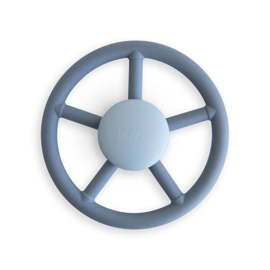 Mushie Lenkrad Spinner Toy aus Silikon in Blau – Baby Aktivitätsspielzeug mit Saugnapf, erhältlich im Bärechind Schweiz.