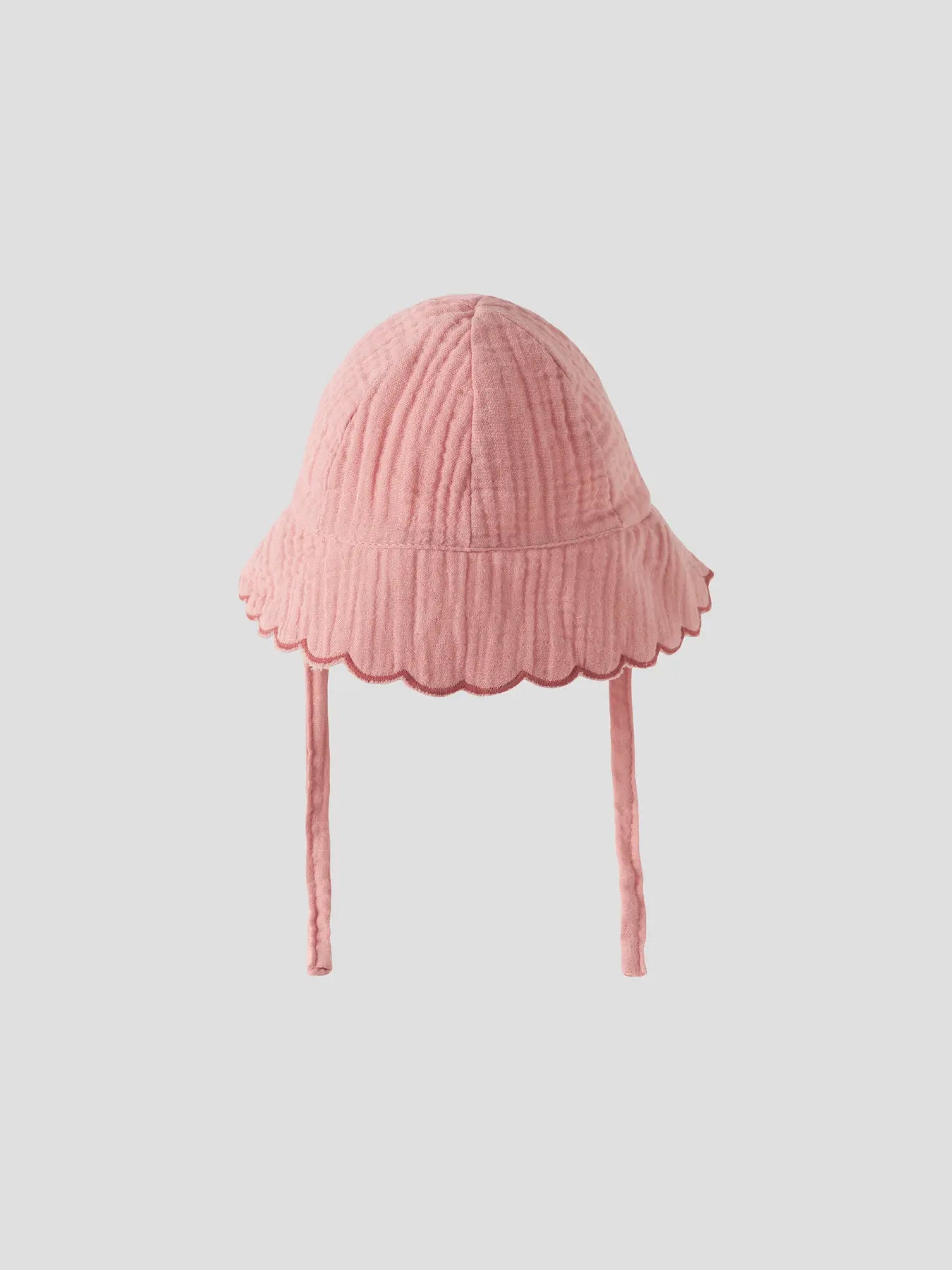 Alt-Text: Detailaufnahme von rosa Musselin Stoff Shorts aus Bio-Baumwolle bei Bärechind Winterthur, Zürich, Schweiz