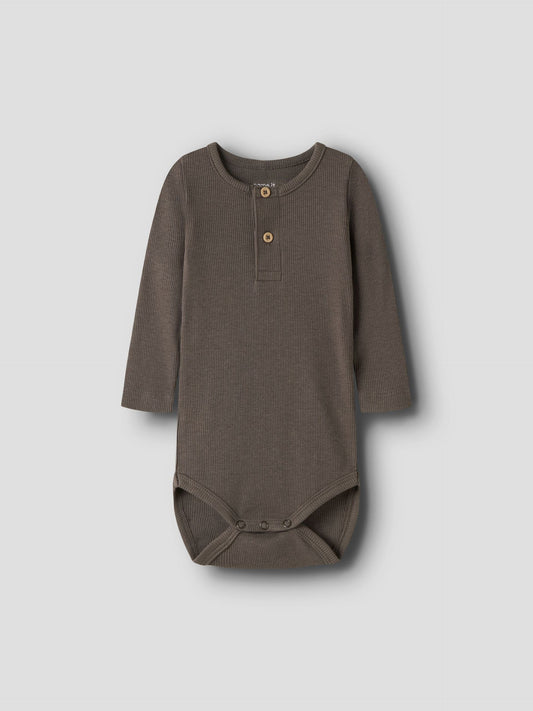Name It Baby Body aus weichem Rippstoff in Braun für Babys im Bärechind Winterthur