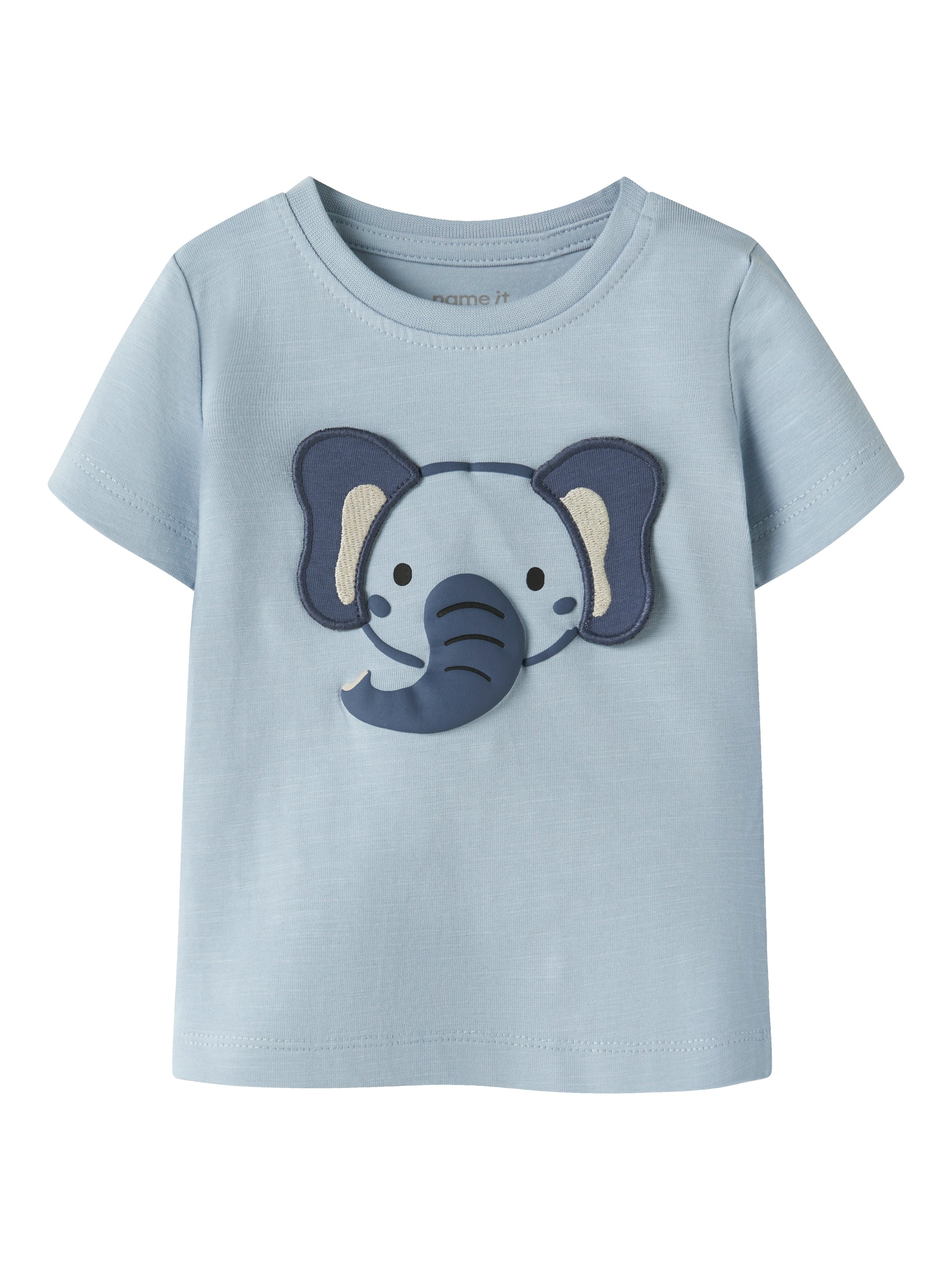 Hellblaues Baby T-Shirt mit Elefantenmotiv von Name It aus der Babykleider Kollektion im Bärechind Winterthur.