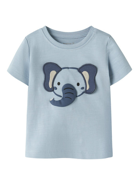 Hellblaues Baby T-Shirt mit Elefantenmotiv von Name It aus der Babykleider Kollektion im Bärechind Winterthur.