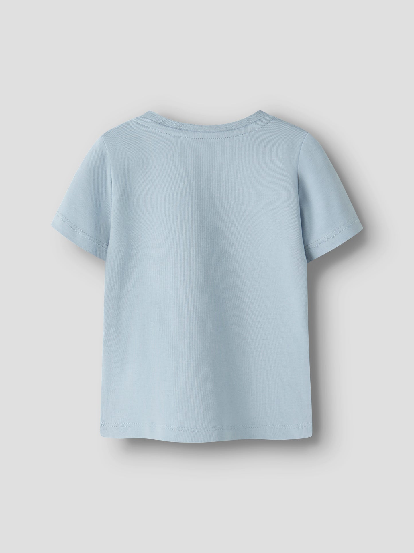 Rückansicht des hellblauen Baby T-Shirts von Name It mit kurzen Ärmeln im Bärechind Winterthur.