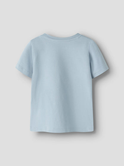 Rückansicht des hellblauen Baby T-Shirts von Name It mit kurzen Ärmeln im Bärechind Winterthur.