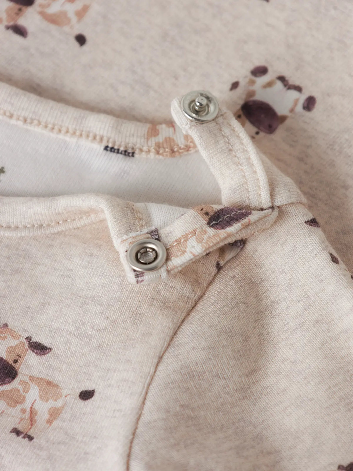 Detailaufnahme der Druckknöpfe und des Kälbchenprints auf dem NAME IT Baumwollbody, erhältlich im Bärechind.