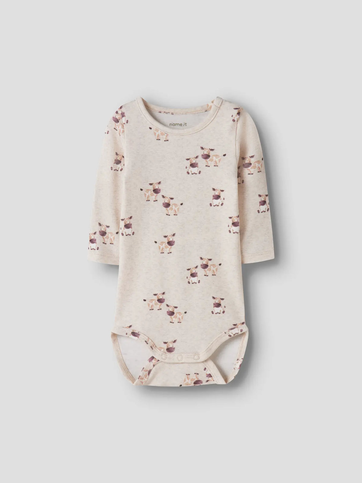 NAME IT Babybody aus Baumwolle in Snow White mit Kälbchenprint von vorne.