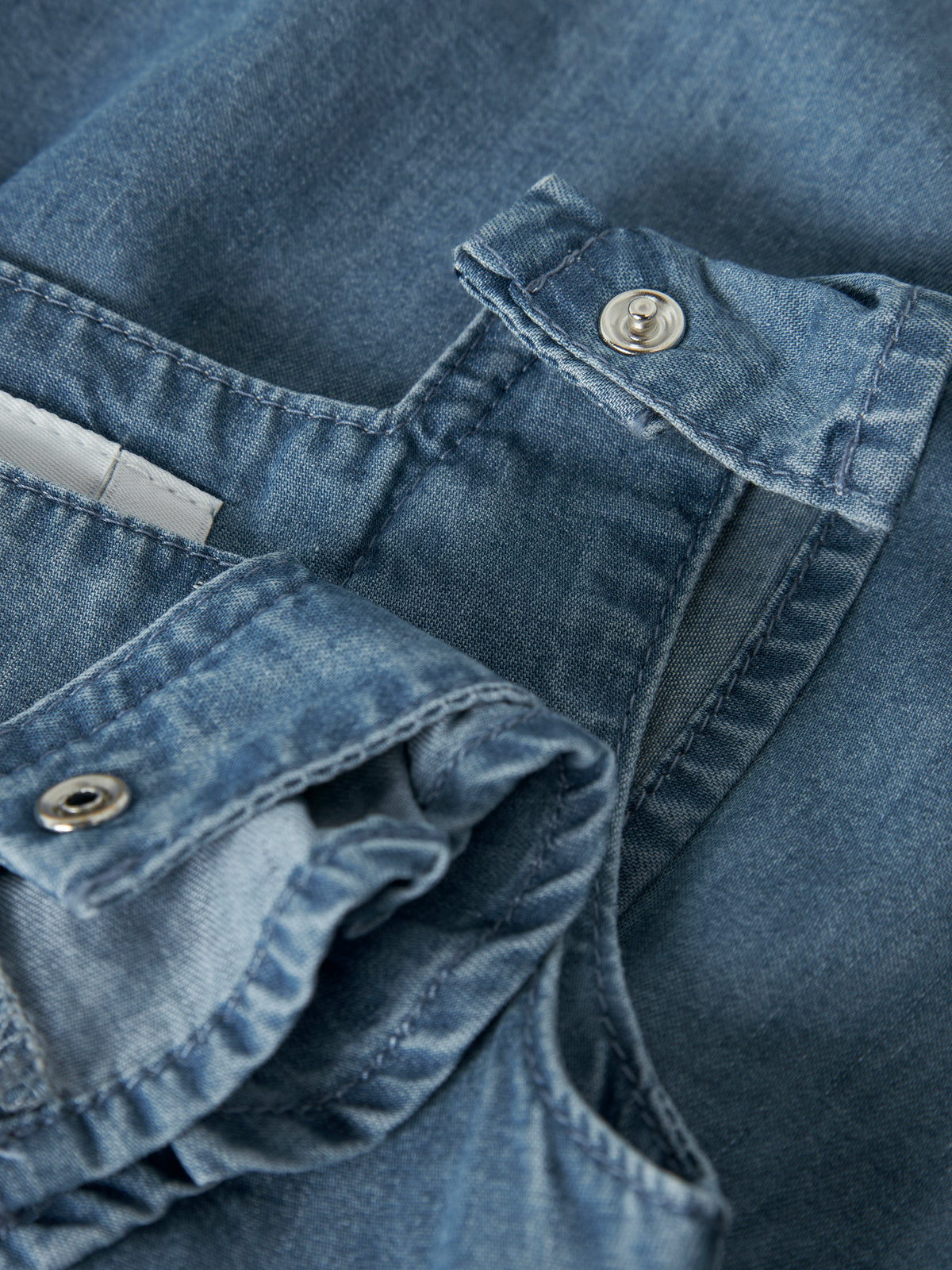 Detail Volants Träger Jeanskleid Baby von NAME IT bei Bärechind Winterthur Zürich Schweiz kaufen