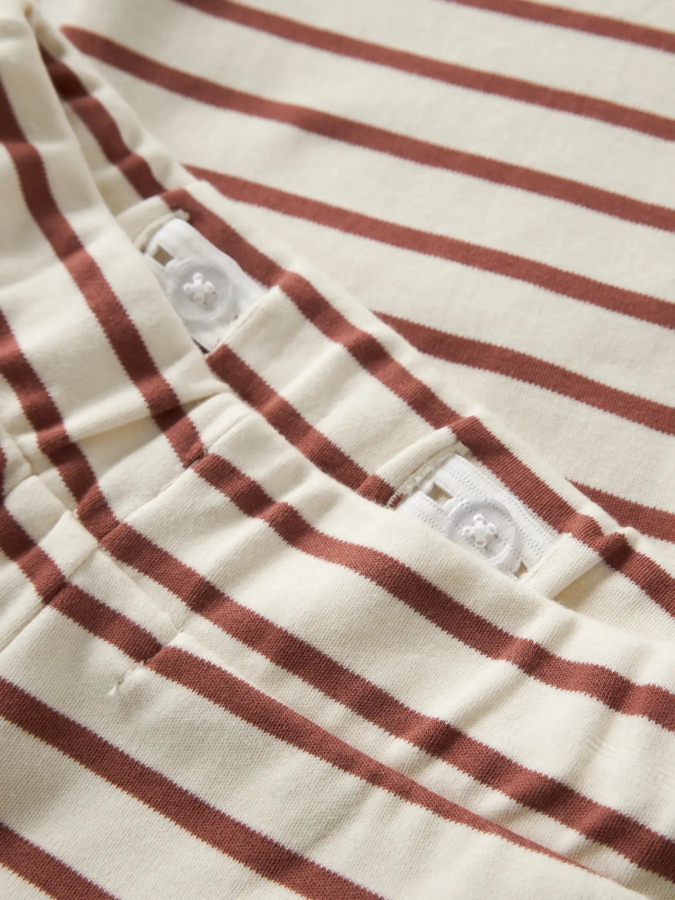Detailaufnahme des gestreiften Stoffes und des elastischen Bundes der NAME IT Jerseyhose, erhältlich im Bärechind.