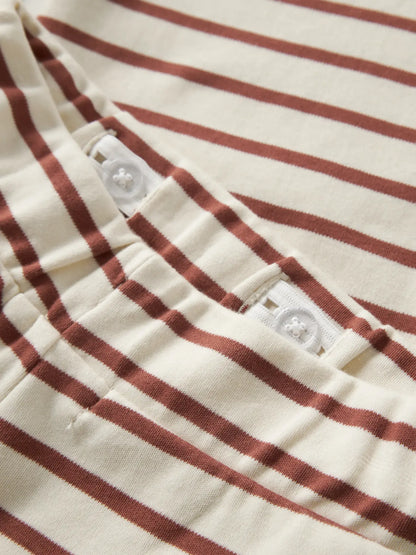 Detailaufnahme des gestreiften Stoffes und des elastischen Bundes der NAME IT Jerseyhose, erhältlich im Bärechind.