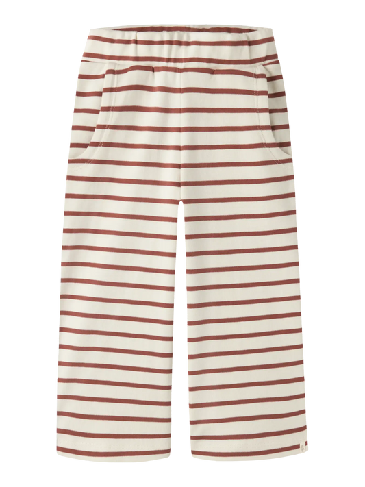 NAME IT Jerseyhose in Creme mit braunen Streifen und weiter Passform.