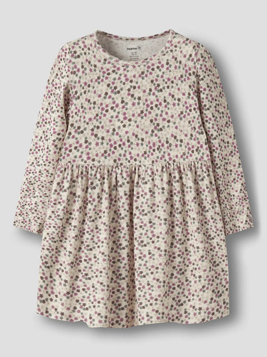 NAME IT Kinderkleid in Snow White mit feinem Blumenprint und langem Arm von vorne.