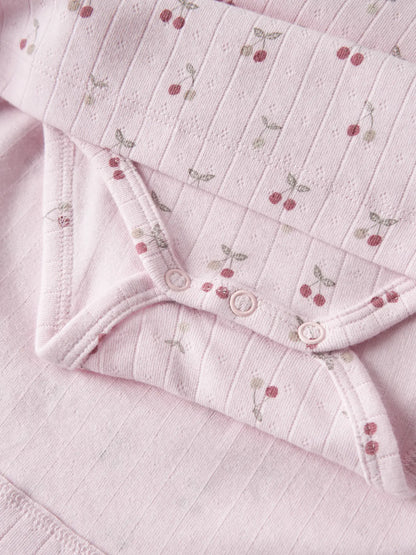 Detail Kirsch Print und Druckknöpfe am NAME IT Kleid Body aus Baumwolle zu kaufen im Bärechind Winterthur Zürich Schweiz.