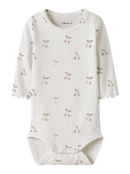 NAME IT Langarm Body aus Baumwolle mit Kirsch Print in Creme zu kaufen im Bärechind Winterthur Zürich Schweiz.