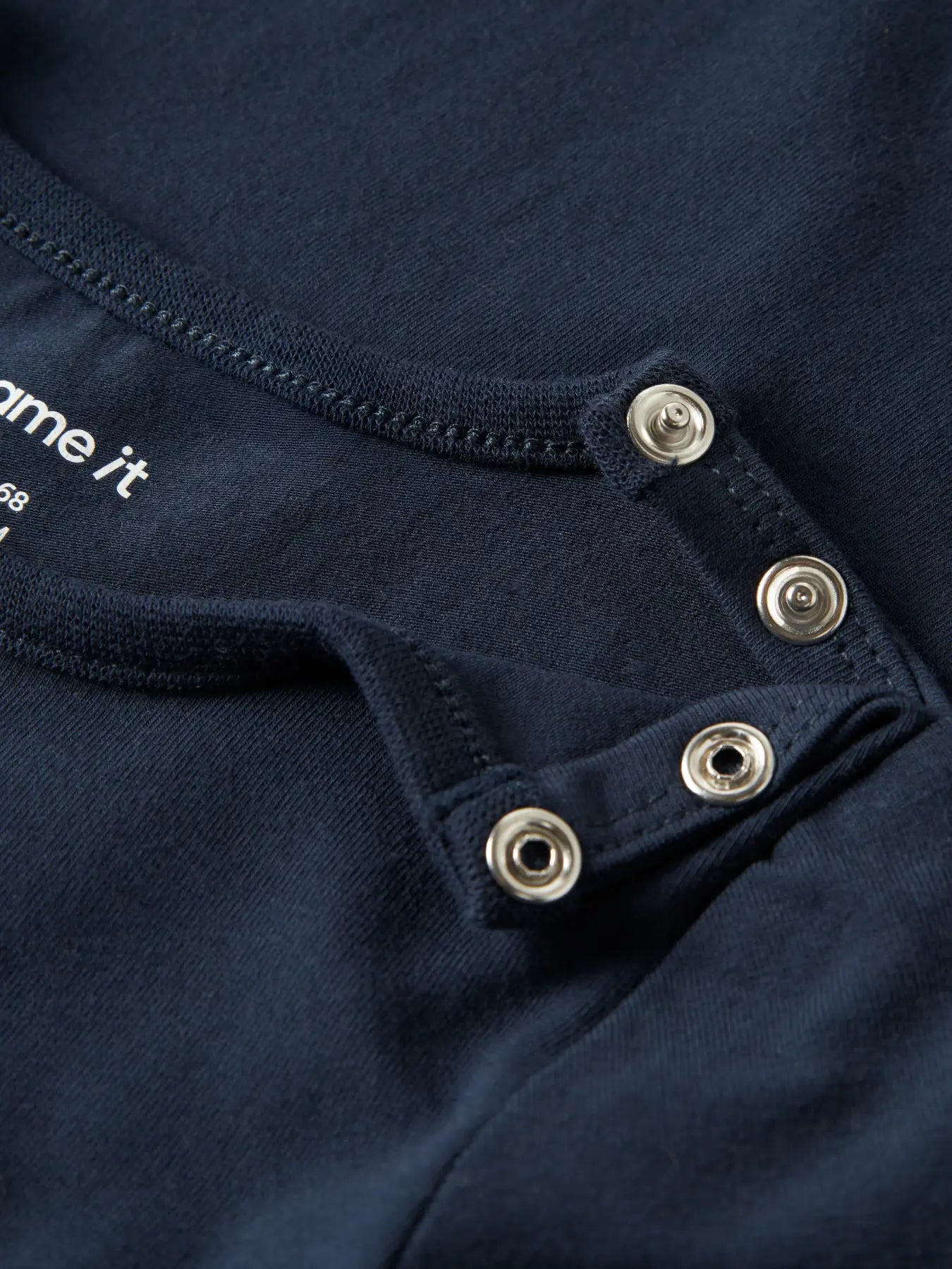 Detail Druckknöpfe am NAME IT Langarmshirt aus Baumwolle zu kaufen im Bärechind Winterthur Zürich Schweiz.