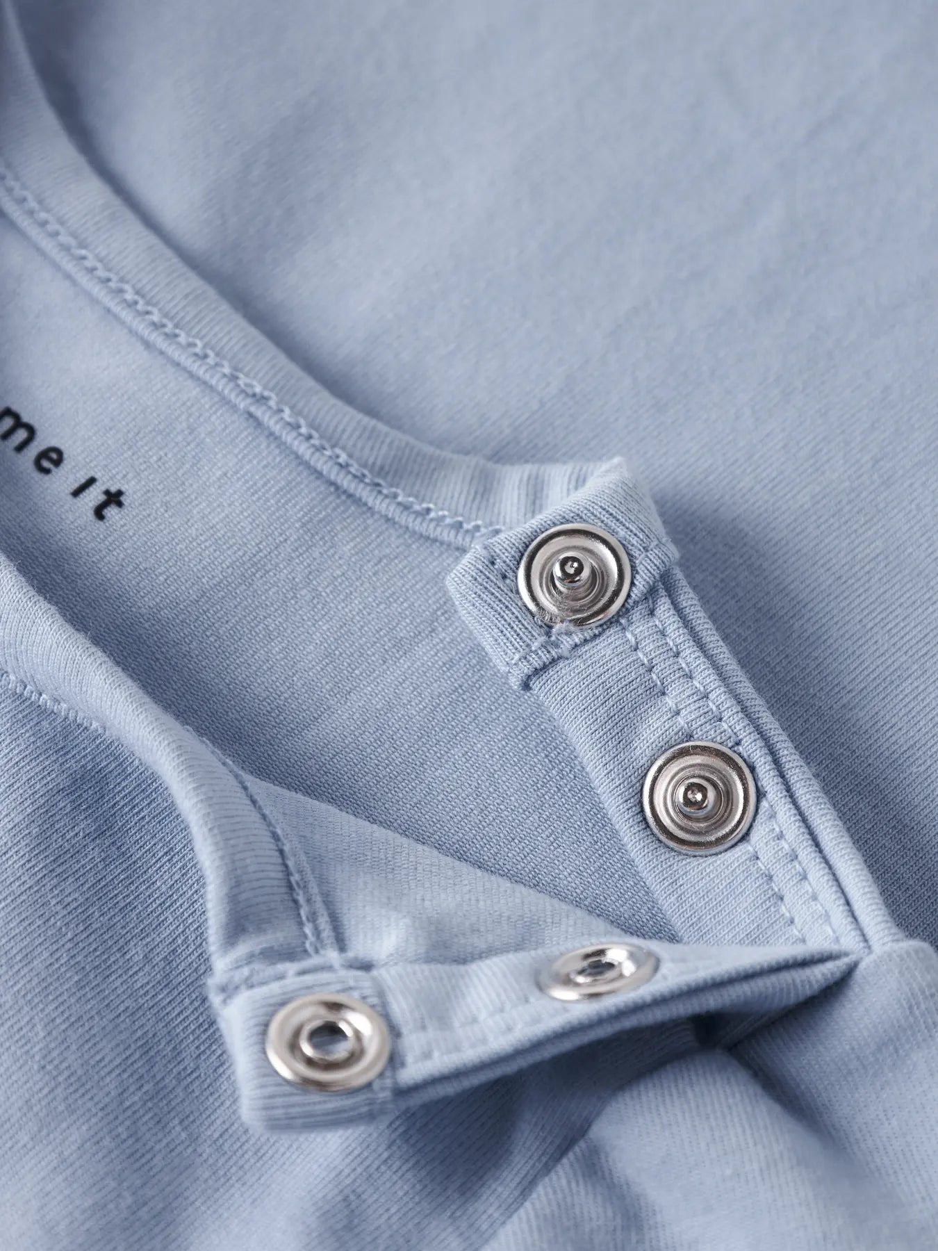 Detail Druckknöpfe am NAME IT Langarmshirt aus Baumwolle zu kaufen im Bärechind Winterthur Zürich Schweiz.