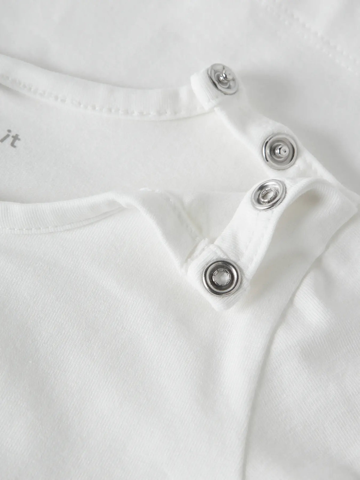 Detail Druckknöpfe am NAME IT Langarmshirt aus Baumwolle zu kaufen im Bärechind Winterthur Zürich Schweiz.