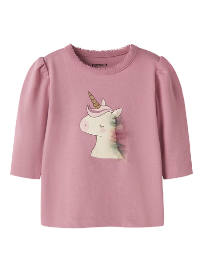 NAME IT Langarmshirt in Altrosa mit Einhornmotiv auf der Vorderseite.