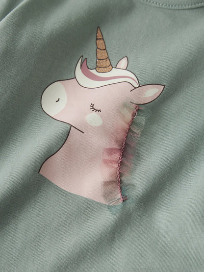 Detailaufnahme des Einhornmotivs auf dem NAME IT Langarmshirt, erhältlich im Bärechind.