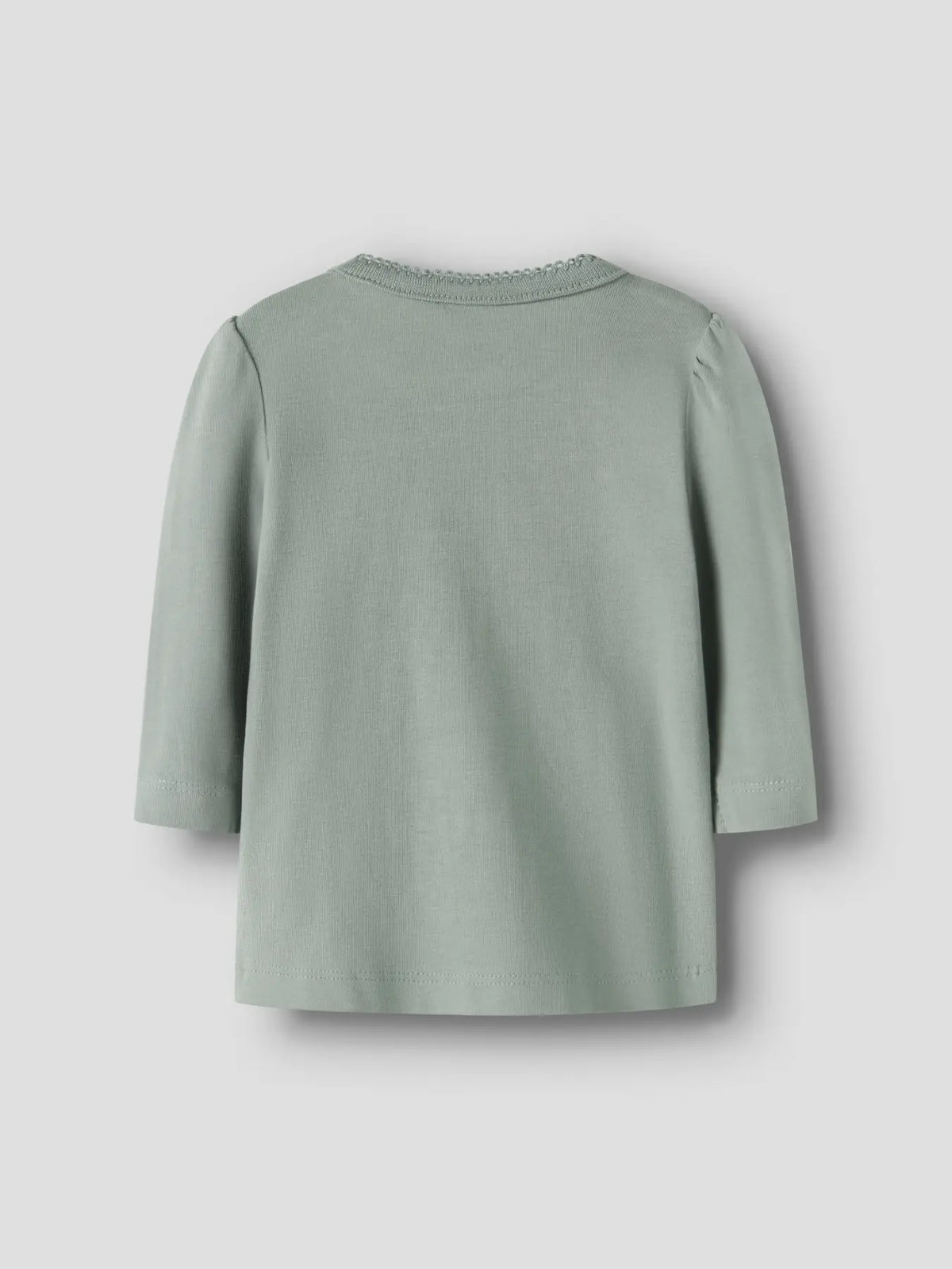 Rückansicht des salbeigrünen NAME IT Langarmshirts mit leicht gerafften Schultern.