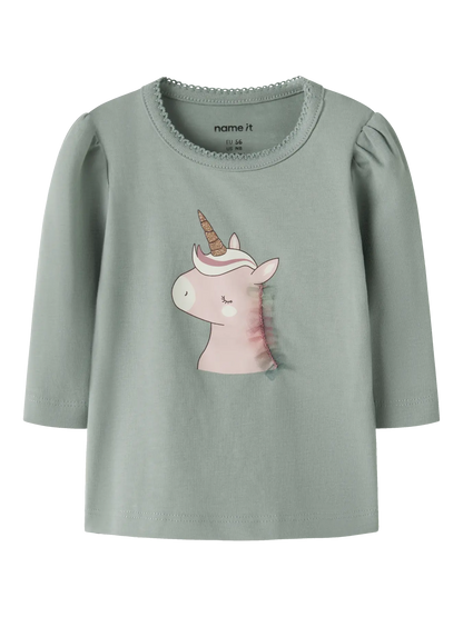 NAME IT Langarmshirt in Salbeigrün mit Einhornmotiv auf der Vorderseite.