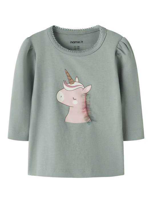 NAME IT Langarmshirt in Salbeigrün mit Einhornmotiv auf der Vorderseite.