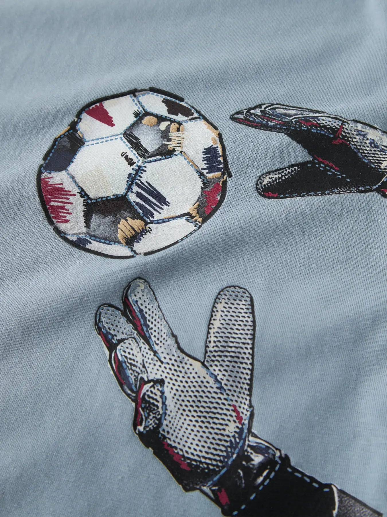 Detailaufnahme des Fussballmotivs auf dem NAME IT Langarmshirt, erhältlich im Bärechind.