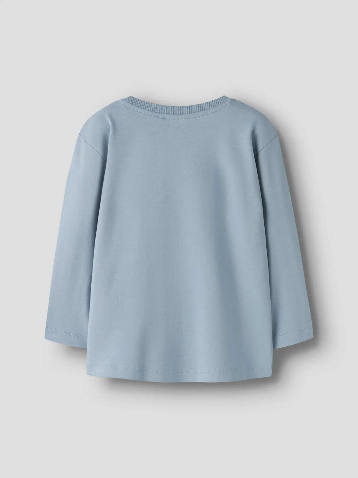 Rückansicht des hellblauen NAME IT Langarmshirts mit bequemer Passform.