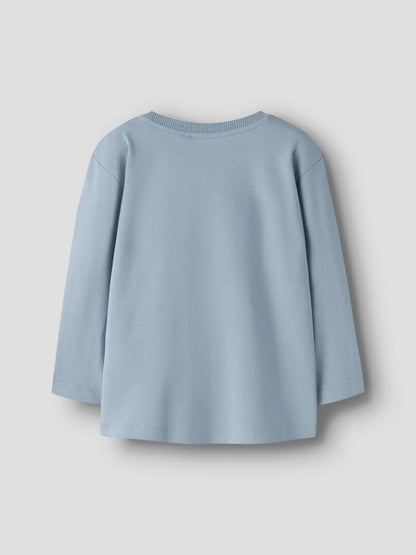 Rückansicht des hellblauen NAME IT Langarmshirts mit bequemer Passform.
