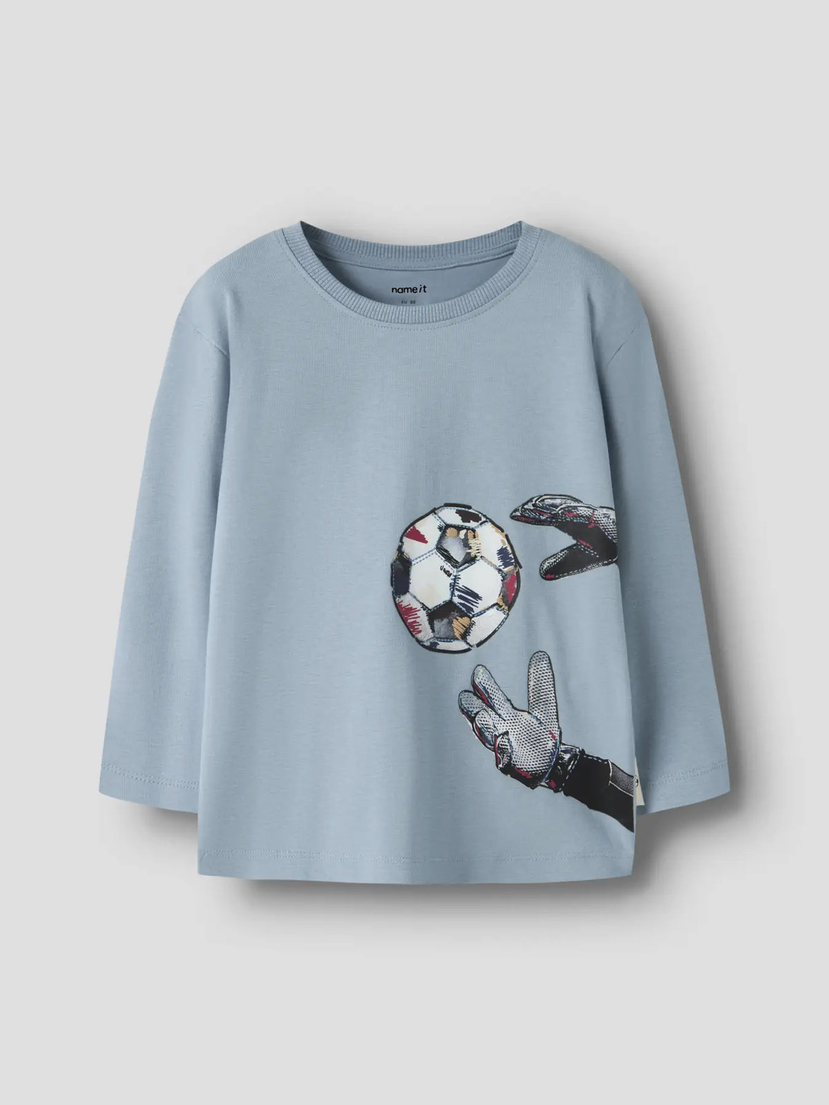 NAME IT Langarmshirt in Hellblau mit grossem Fussballmotiv und Torwarthandschuhen auf der Vorderseite.