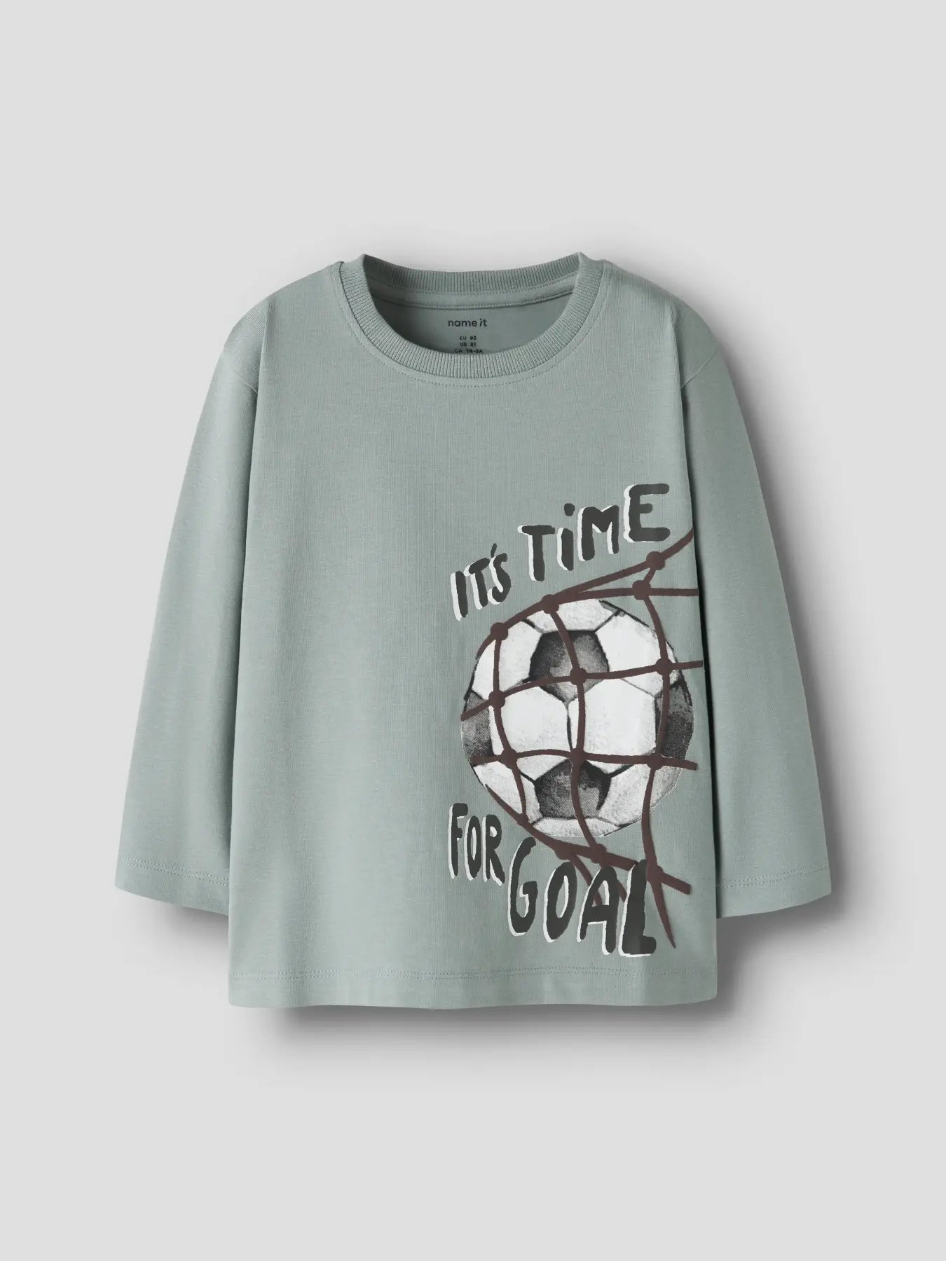 NAME IT Langarmshirt in Desert Sage mit grossem Fussballmotiv und Schriftzug auf der Vorderseite.