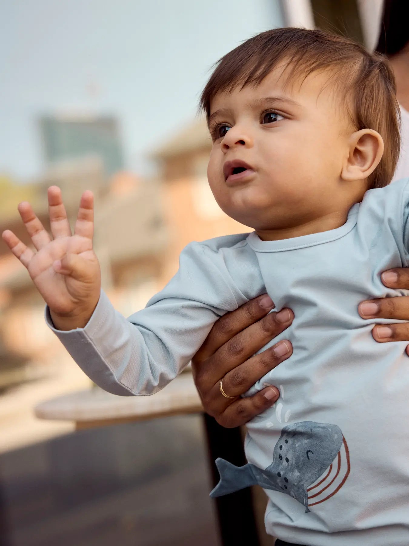 Baby trägt NAME IT Langarmshirt mit Wal Print in Hellblau zu kaufen im Bärechind Winterthur Zürich Schweiz.