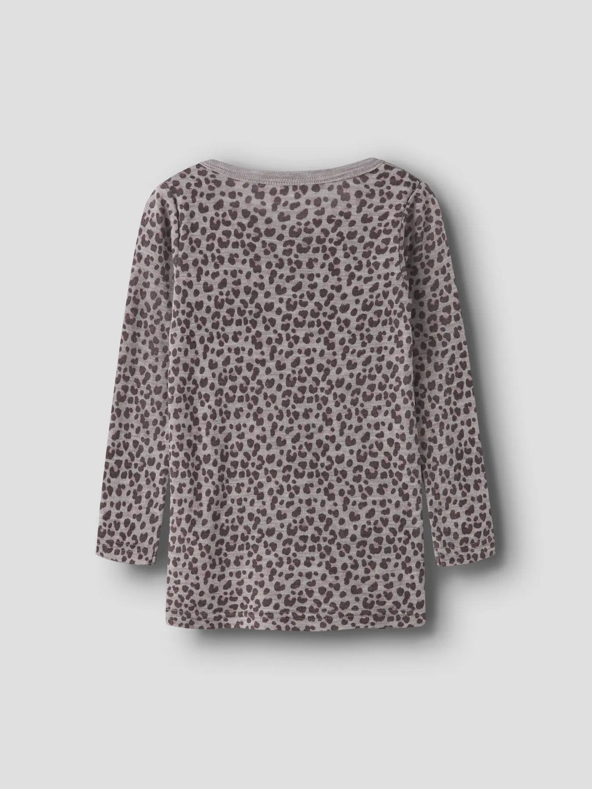 Rückansicht des Merino Langarmshirts mit Leopardenprint