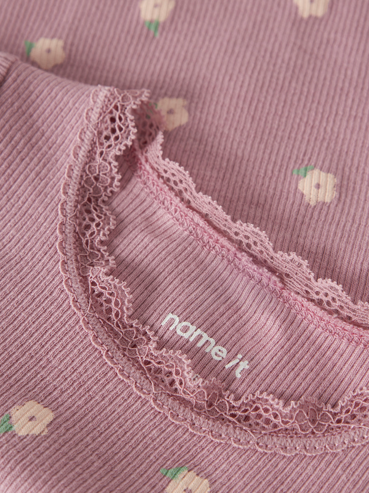Detailaufnahme des NAME IT Ripp Bodys aus Baumwolle und TENCEL™ Lyocell in Altrosa mit Blumenprint und feiner Spitzenkante.