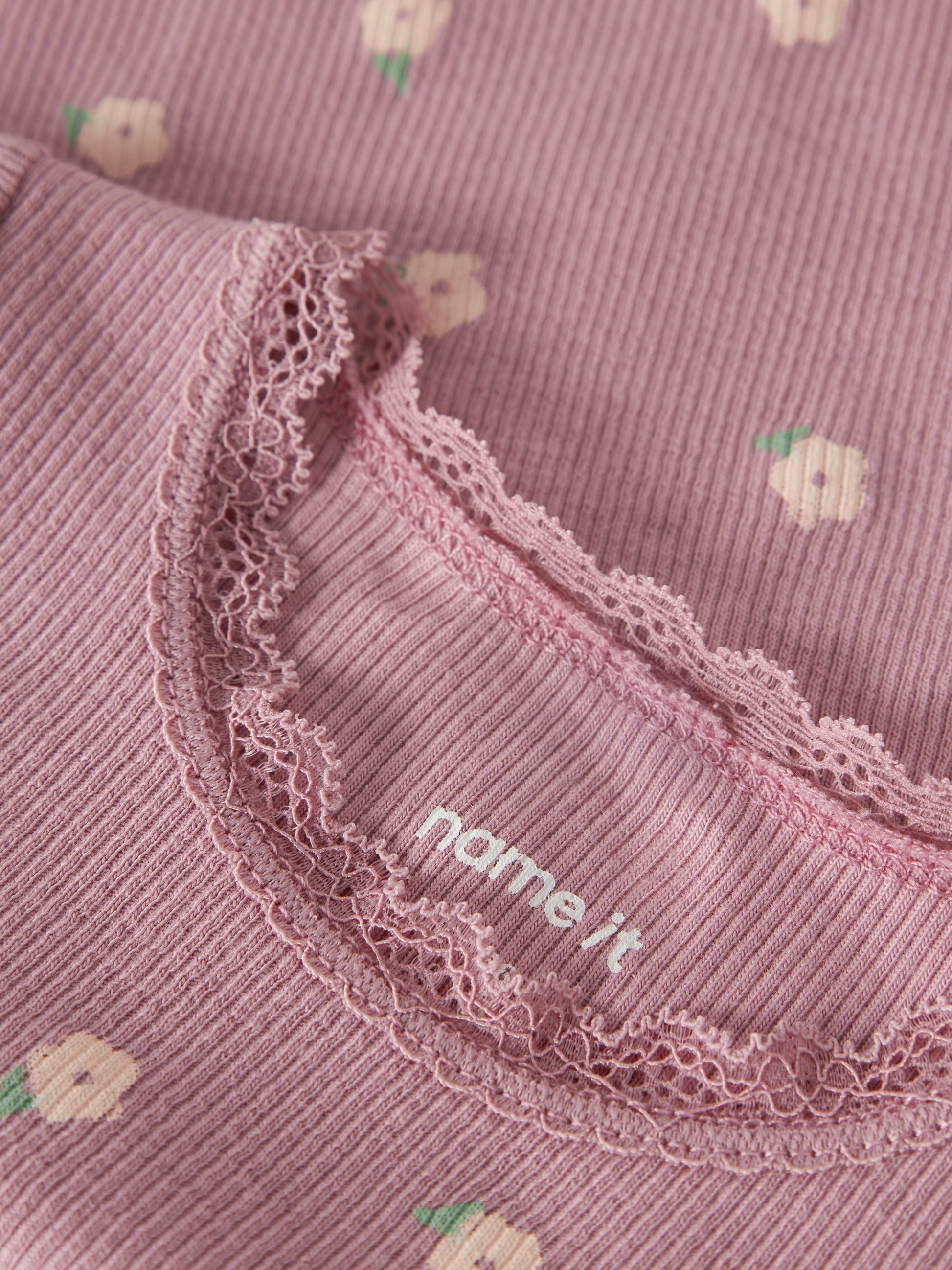 Detailaufnahme des NAME IT Ripp Bodys aus Baumwolle und TENCEL™ Lyocell in Altrosa mit Blumenprint und feiner Spitzenkante.