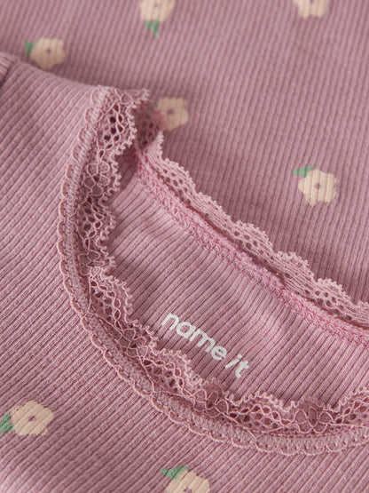 Detailaufnahme des NAME IT Ripp Bodys aus Baumwolle und TENCEL™ Lyocell in Altrosa mit Blumenprint und feiner Spitzenkante.