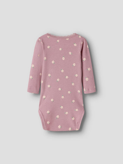 Rückseite des NAME IT Ripp Bodys aus Baumwolle und TENCEL™ Lyocell in Altrosa mit Blumenprint für Babys