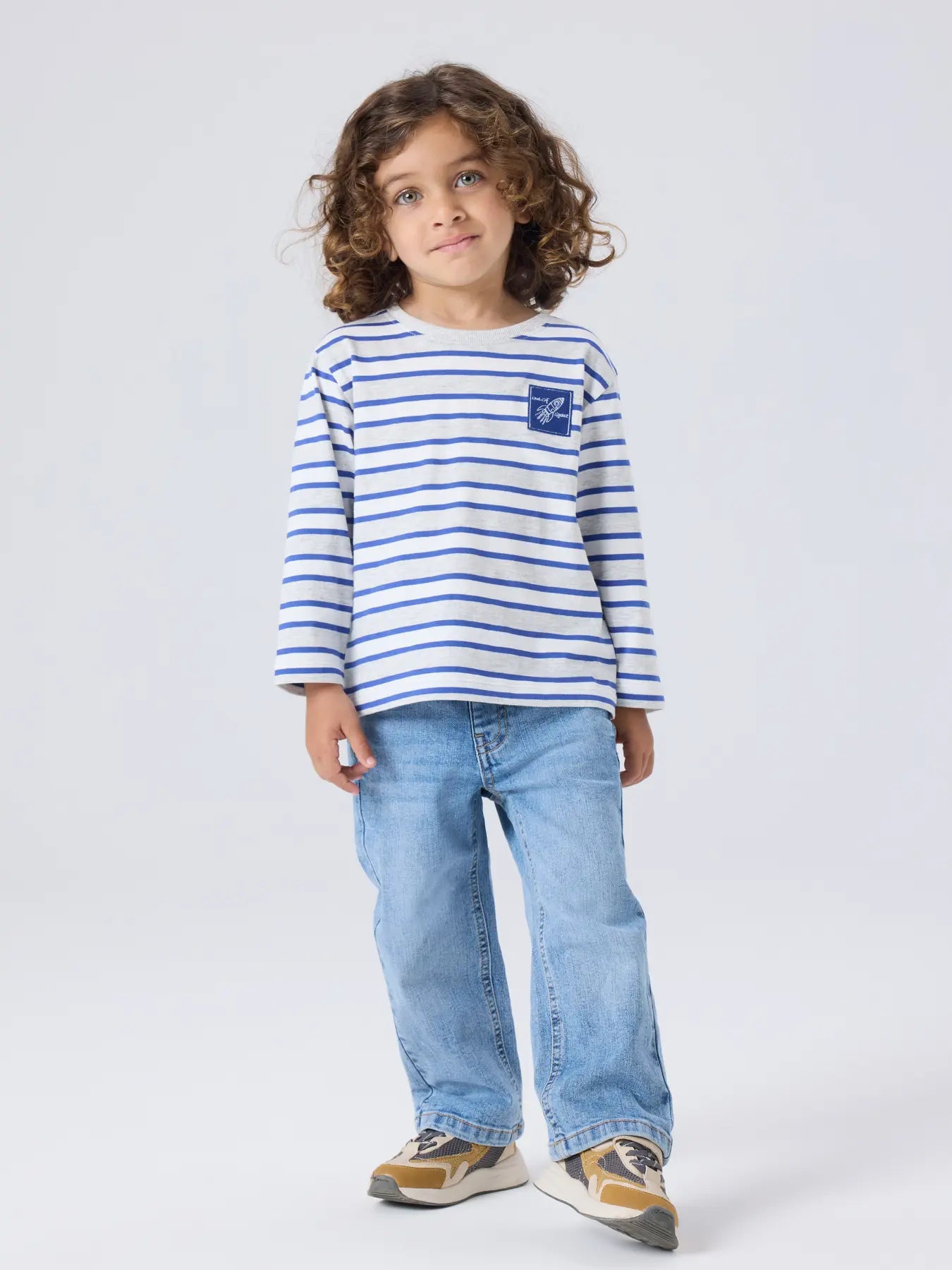Kind trägt die NAME IT Straight Jeans in Light Blue Denim, erhältlich im Bärechind.