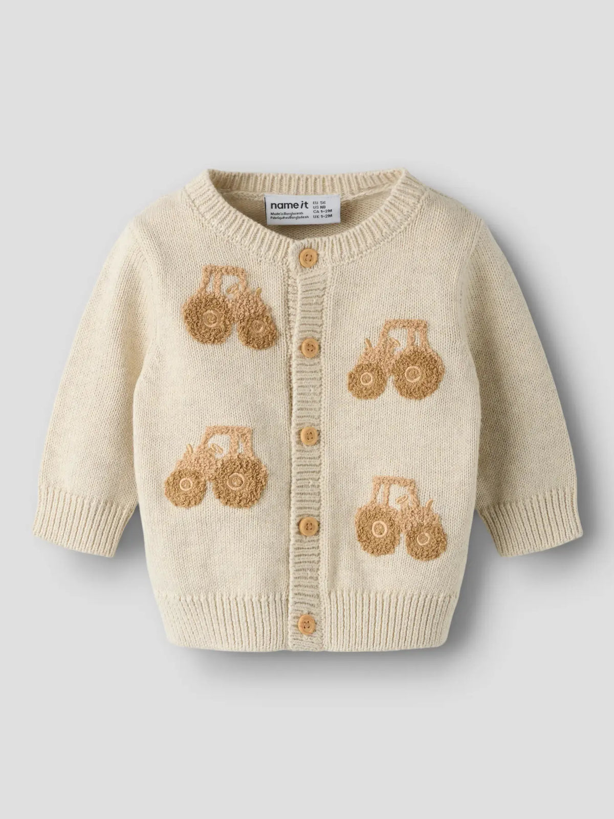 NAME IT Strickjacke in Beige mit aufgestickten Traktoren und Knopfleiste.