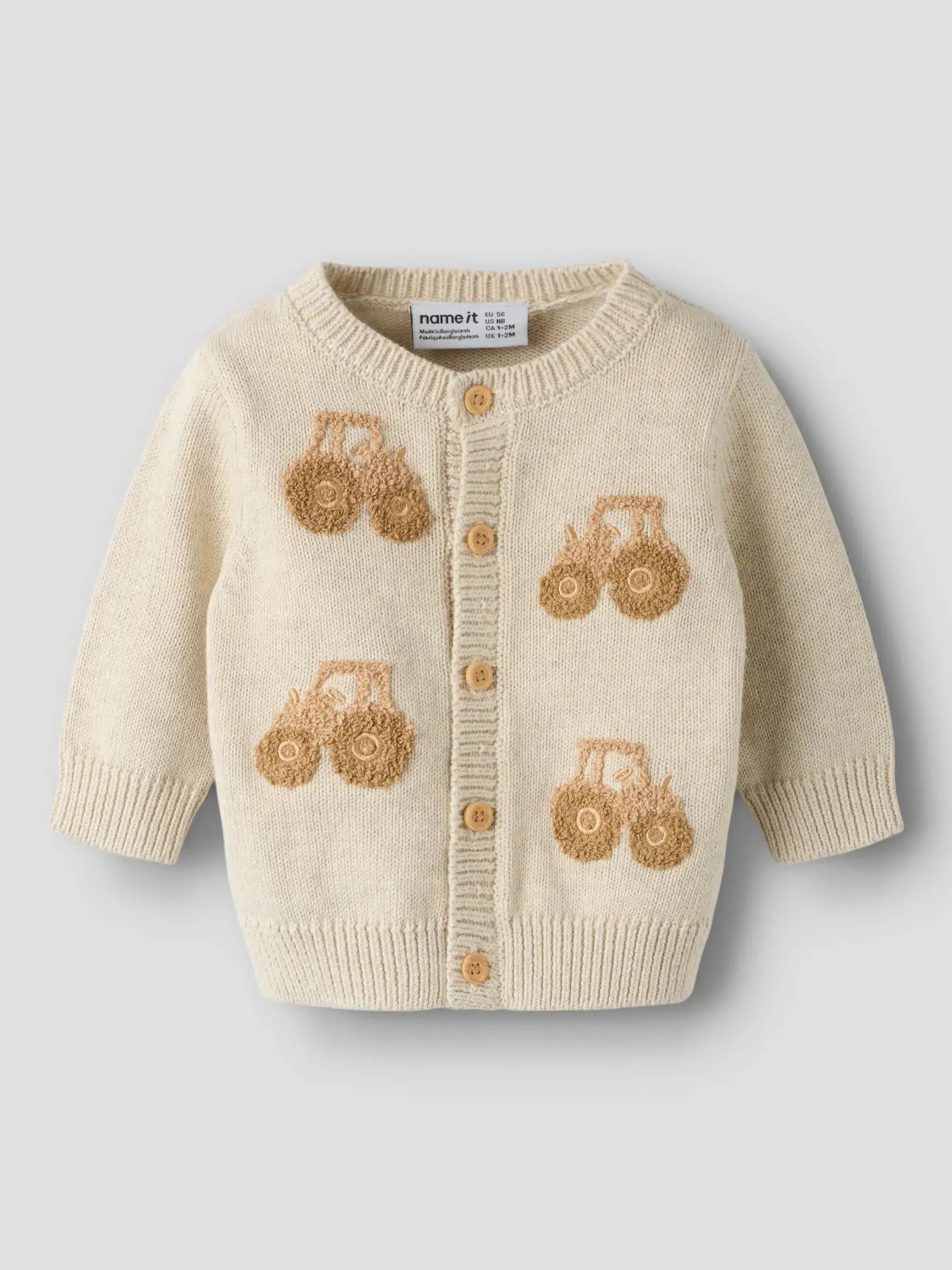 NAME IT Strickjacke in Beige mit aufgestickten Traktoren und Knopfleiste.