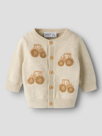 NAME IT Strickjacke in Beige mit aufgestickten Traktoren und Knopfleiste.