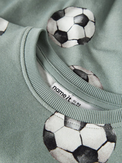 Detailaufnahme des Fussballprints auf dem NAME IT Sweatshirt in Desert Sage, erhältlich im Bärechind.