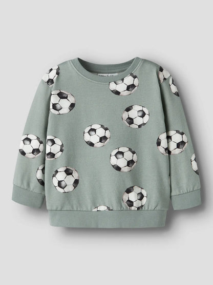 NAME IT Sweatshirt in Desert Sage mit Allover Fussballprint für Kinder.