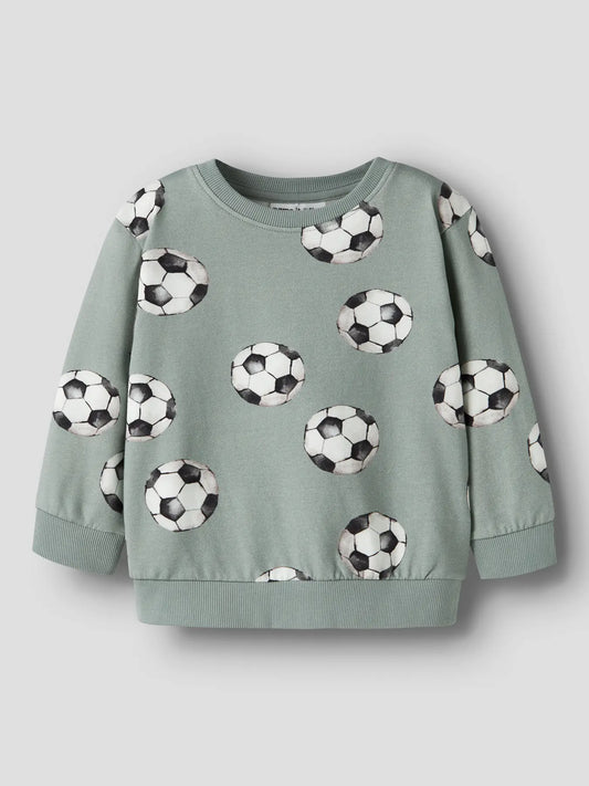 NAME IT Sweatshirt in Desert Sage mit Allover Fussballprint für Kinder.